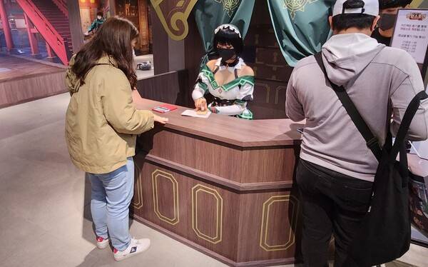 - 친절하게 도장을 찍어주신다