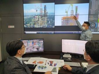 삼성물산이 안전한 시공 환경 조성을 위해 출범한 설계안전성 검토(DfS)팀이 화상회의를 하고 있다. /삼성물산 제공