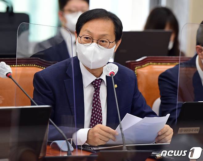 김성주 더불어민주당 의원이 지난 4일 서울 여의도 국회에서 열린 정무위원회의 국무조정실, 국무총리 비서실에 대한 국정감사에서 의사 진행 발언을 하고 있다. (공동취재) 2022.10.4/뉴스1 ⓒ News1 이재명 기자