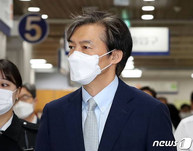 '가족비리 의혹'으로 재판을 받고 있는 조국 전 법무부 장관이 14일 오전 서울 서초구 서울중앙지방법원에서 열린 '입시 비리 및 감찰무마' 등 혐의 관련 공판에 출석하고 있다. 2022.10.14/뉴스1 ⓒ News1 박세연 기자