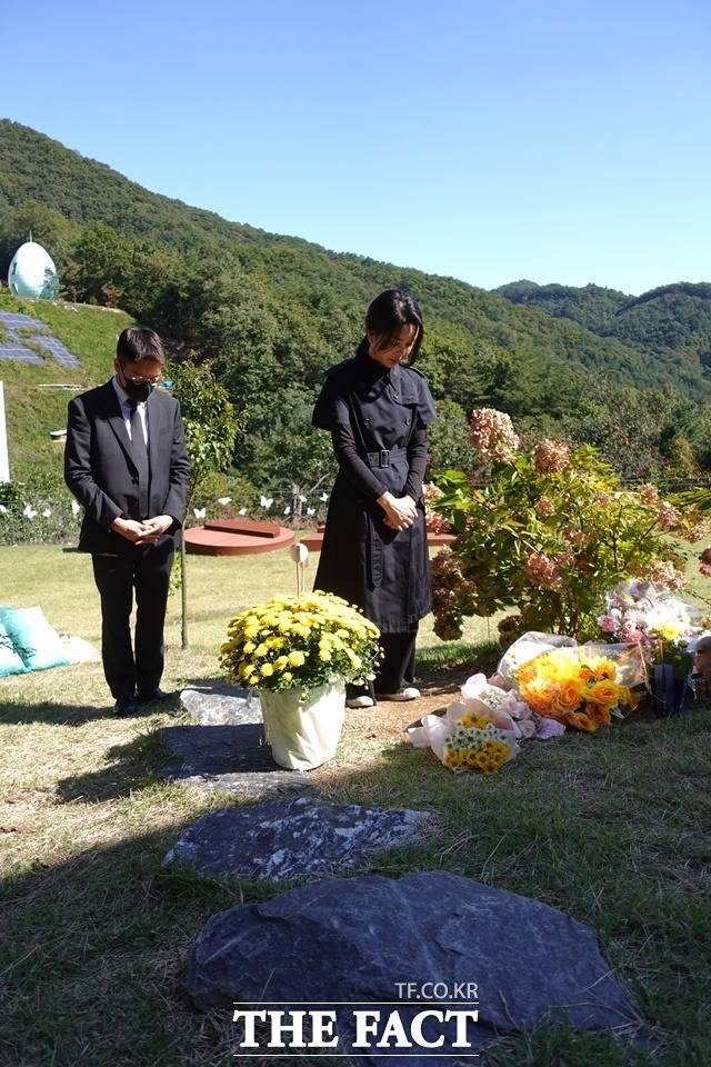 김건희 여사가 '정인이 사건' 2주기를 하루 앞둔 12일 경기도 양평 안데르센 메모리얼 파크를 찾아 정인이 묘소에 참배하고 있다. /대통령실 제공