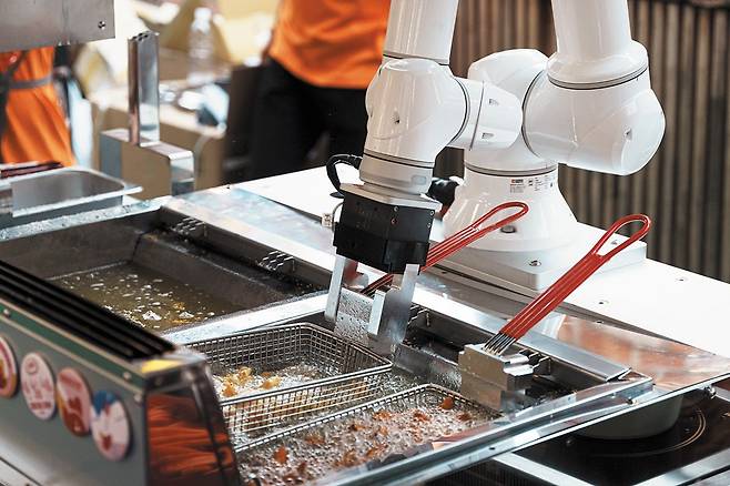 시간당 50마리 튀기는 로봇팔. /로보아르테