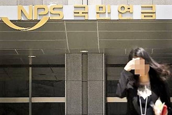 국민연금은 매년 해외 주식이나 채권에 많은 투자를 하기 때문에 서울 외환시장의 큰 손이다. 사진은 서울 중구 충무로에 있는 국민연금관리공단./조선일보 DB