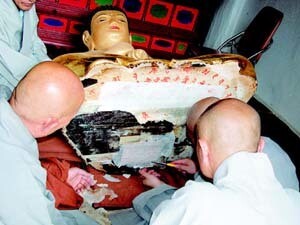 2005년 당시 승려들이 법보전 목조비로자나불상의 몸체 내부(복장)를 열고 조사하는 광경. 해인사 제공