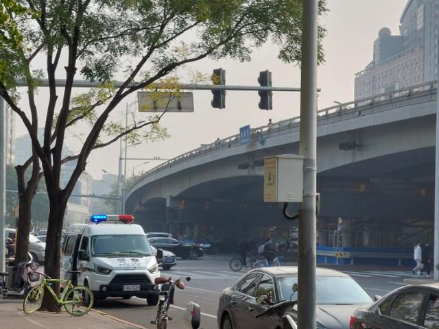 시진핑 중국 국가주석의 장기집권을 비난한 현수막이 내걸렸던 베이징 하이덴구의 고가도로(스통차오) 주변에 경찰차가 배치되는 등 삼엄한 경계가 펼쳐졌다. 베이징=조영빈 특파원