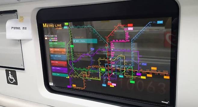 중국 심천 지하철에 설치된 LG디스플레이 55인치 투명 OLED에 표기된 지하철 노선도, 출처=LG디스플레이