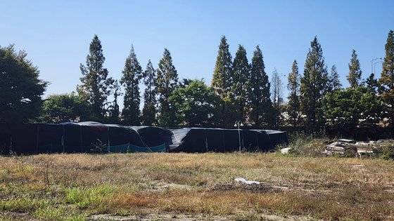 충남 천안시 직산읍 대진침대 천안공장 운동장에 산더미처럼 쌓인 라돈 매트리스 부속물. 신진호 기자