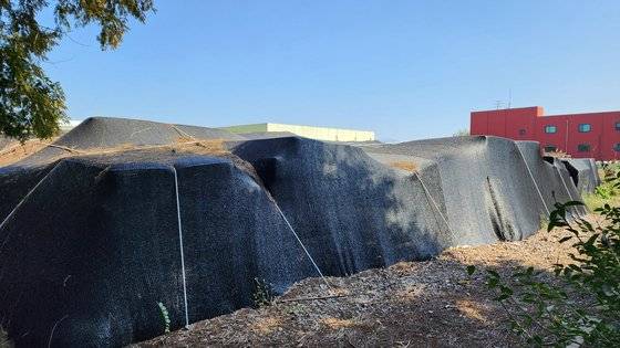 충남 천안시 직산읍 대진침대 천안공장 운동장에 산더미처럼 쌓인 라돈 매트리스 부속물. 신진호 기자