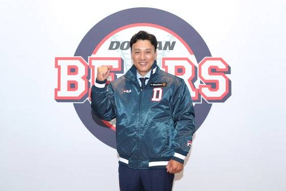 두산 베어스 점퍼를 입은 이승엽 신임 감독. 사진 두산 베어스
