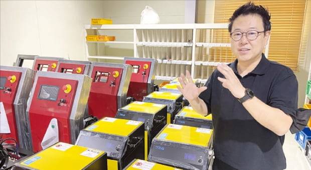 배터리 재생 관리 전문기업 마루온의 신은성 상무가 자사 장비를 소개하고 있다.  민경진  기자