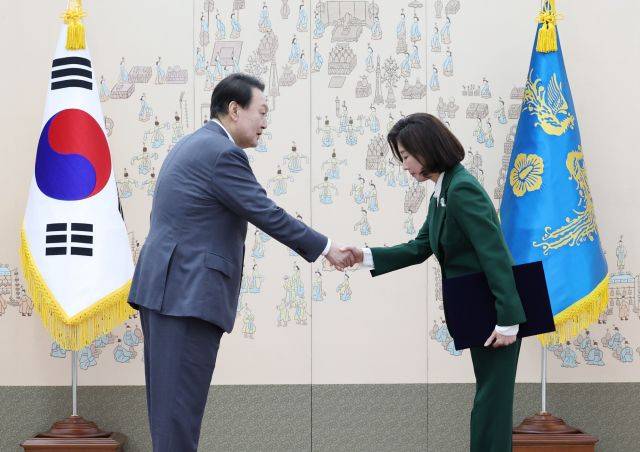 윤석열 대통령이 14일 오후 서울 용산 대통령실 청사에서 나경원 저출산고령사회위원회 부위원장에게 임명장을 수여한 뒤 악수하고 있다. 연합뉴스