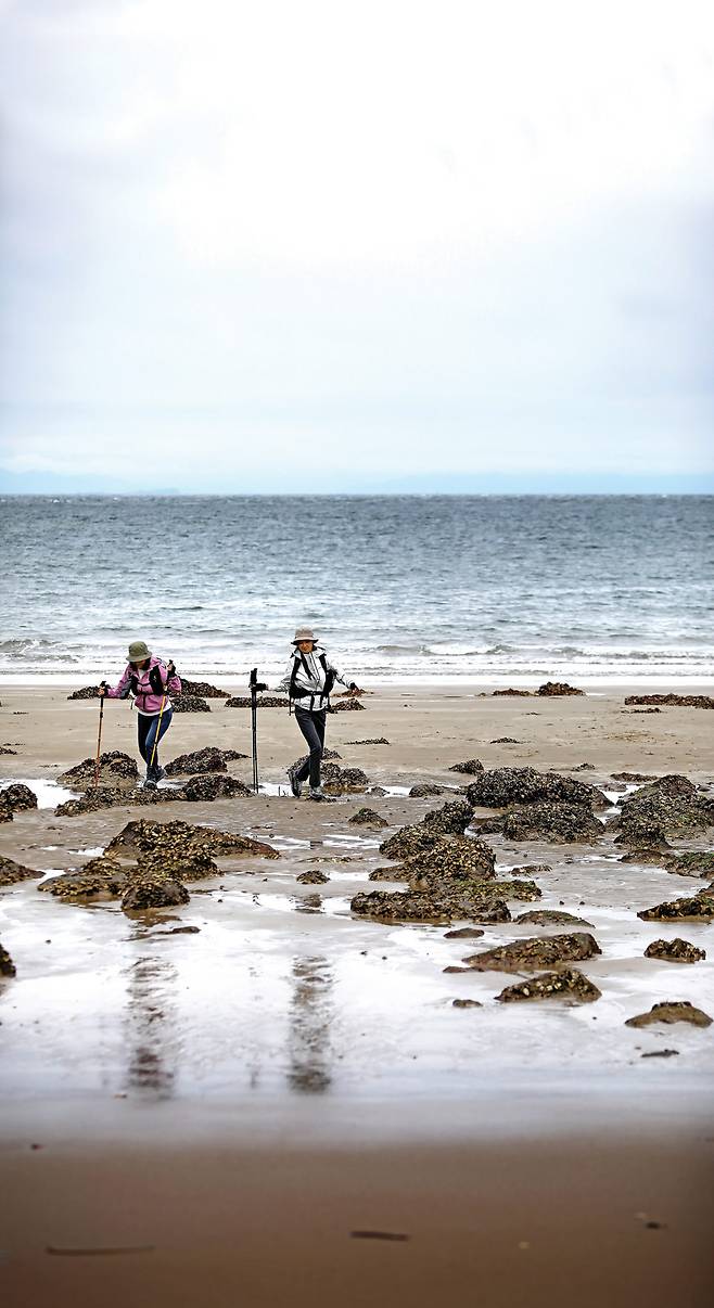 농여해변의 낭만을 즐기는 황희진·김보민(왼쪽)씨. 대청도에는 모래해변이 7곳이나 있다