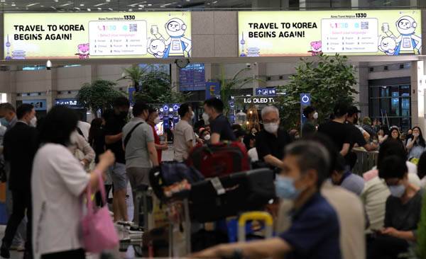 지난 6월 입국자격리면제와 국제편 항공편 증설 등의 시행으로 인천공항 제1터미널 입국장이 붐비고 있다. / 김창길 기자