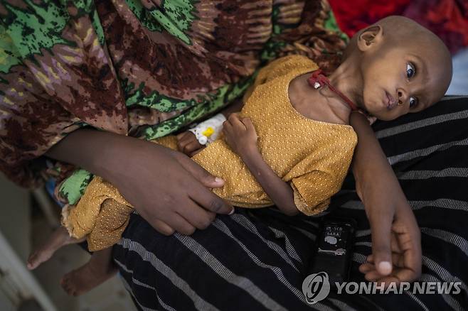 지난 9월 소말리아에서 영양실조로 엄마 품에 안겨 있는 여자 어린이 함디 유수프 [AP 연합뉴스 자료사진. 재판매 및 DB 금지]