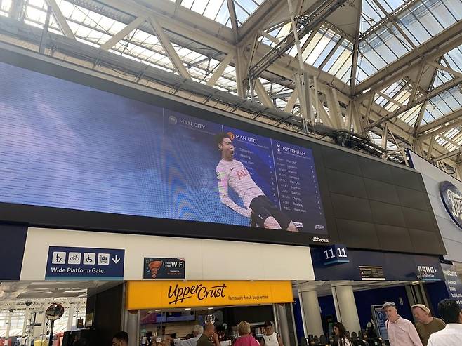 영국 런던 워털루역 전광판 잉글랜드 프리미어리그(EPL) 광고에 등장한 손흥민 선수 [촬영 최윤정]