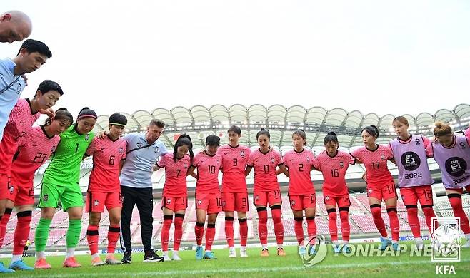 대만전 준비하는 한국 (서울=연합뉴스) 26일 일본 이바라키현 가시마 스타디움에서 열린 2022 동아시안컵 여자부 한국과 대만의 경기. 콜린 벨 감독이 전반 시작 전 작전 지시를 하고 있다. 2022.7.26 [대한축구협회 제공. 재판매 및 DB금지] photo@yna.co.kr