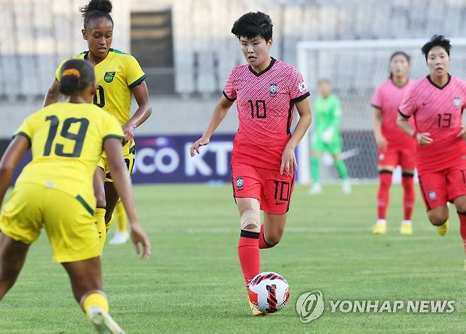 돌파하는 지소연 (화성=연합뉴스) 홍기원 기자 = 3일 오후 경기도 화성종합경기타운 주 경기장에서 열린 여자 축구 국가대표팀 친선전 한국과 자메이카의 경기. 한국 지소연이 돌파하고 있다. 2022.9.3 xanadu@yna.co.kr