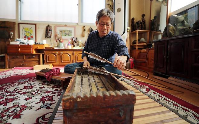 화살 제작 시연하는 양태현 궁시장   (청주=연합뉴스) 천경환 기자 = 양태현 궁시장이 13일 청주시 흥덕구 봉명동 작업장에서 화살을 제작하는 과정을 보여주고 있다. 2022.10.14
ks@yna.co.kr
(끝)