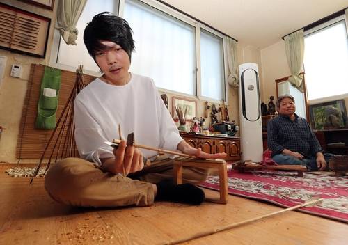 양태현 궁시장의 아들이자 기능이수자인 양창언 씨 (청주=연합뉴스) 천경환 기자 = 양태현 궁시장의 아들이자 기능 이수자인 양창언 씨가 13일 청주시 흥덕구 봉명동 작업장에서 화살을 제작하는 과정을 보여주고 있다. 2022.10.14
ks@yna.co.kr
(끝)