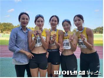 시흥시청 육상부 제33회 전국실업단대항육상경기대회 메달 획득- 왼쪽부터 김신애 코치, 황윤경 이민정 임지희 김애영 선수. 사진제공=시흥시