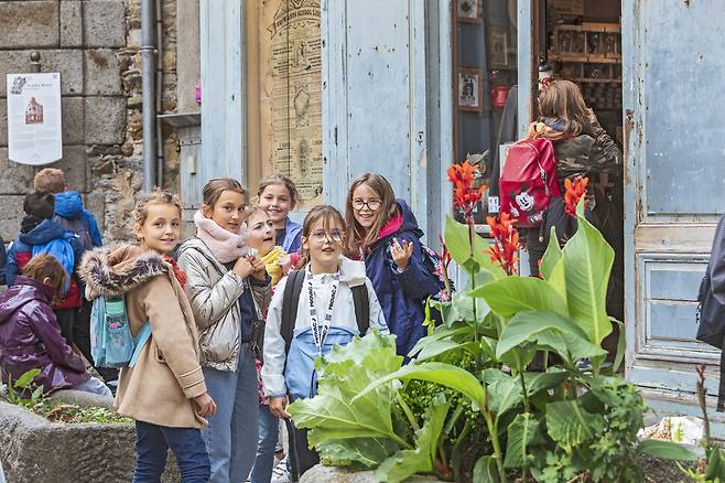 생말로에 견학 온 학생들. OFFGstudio 김은주