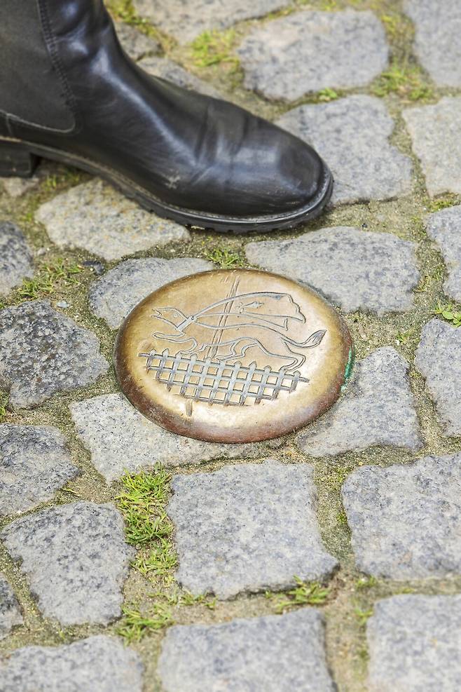 관광지 주변에 있는 금색 징에는 브르타뉴의 상징 동물인 담비가 새겨져 있다. OFFGstudio 김은주