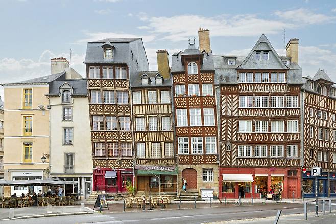 렌의 샹자케 광장에 있는 목조가옥이 옆으로 기울어져 있다. OFFGstudio 김은주