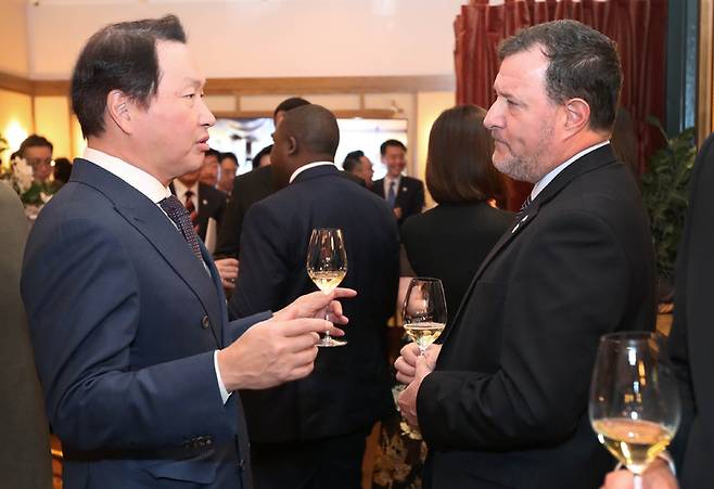 [서울=뉴시스] 이영환 기자 = 최태원 대한상의회장이 23일(현지시간) 미국 뉴욕의 한식당 오이지 미에서 열린 한국의 밤 행사에 참석해 브렛 밀러 주 UN 이스라엘 차석대사 환담을 하고 있다. (사진=대한상공회의소 제공) 2022.09.25. photo@newsis.com *재판매 및 DB 금지