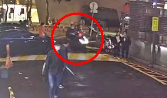 6일 서울 동대문 의류도매상가에서 서울중부경찰서 광희지구대 소속 주영록 경위가 시민 오토바이 뒷좌석에 탄 채 도주하는 피의자를 쫓고 있다. 2022.10.6 서울경찰 페이스북