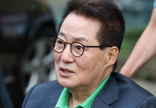 박지원 전 국가정보원장이 2022년 8월16일 오전 검찰의 압수수색을 마치고 여의도 자택을 나서며 취재진의 질문에 답하고 있다. ⓒ연합뉴스