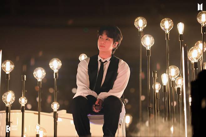 방탄소년단 정국 팬들, 부채→생수 무료 나눔 '스페셜 서포트'..부산 콘서트 열띤 응원