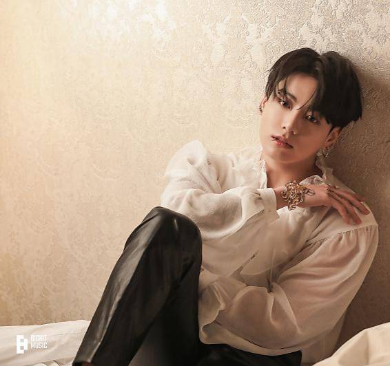 방탄소년단 정국 팬들, 부채→생수 무료 나눔 '스페셜 서포트'..부산 콘서트 열띤 응원