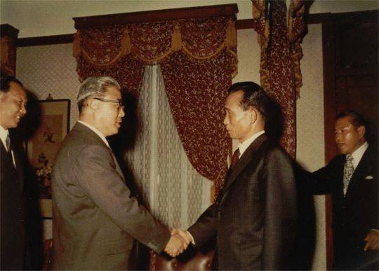 1972년 12월1일 서울을 방문한 박성철 북한 부수상(왼쪽)과 악수를 하는 박정희 당시 대통령. 박성철은 당시 노동당 정치위원이었다.