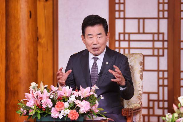 김진표 국회의장이 취임 100일을 맞아 16일 국회방송과 9개 지역민방이 소속된 지역민방협회가 공동으로 진행한 특별대담 '김진표 국회의장에게 듣는다'에 출연했다. 국회의장실 제공