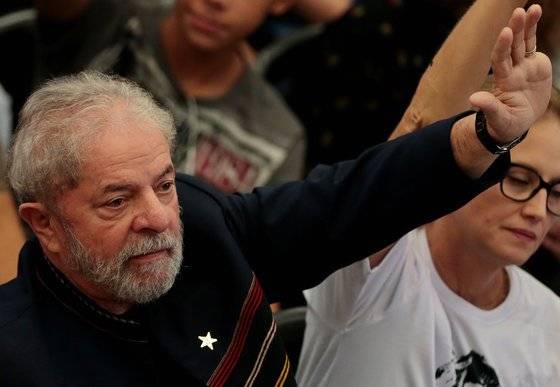 루이스 이나시우 룰라 다 시우바(75) 전 대통령은 내년 10월 치러지는 브라질 대선에서 보우소나루를 꺾고 지지율 1위를 달리고 있다. [로이터=연합뉴스]