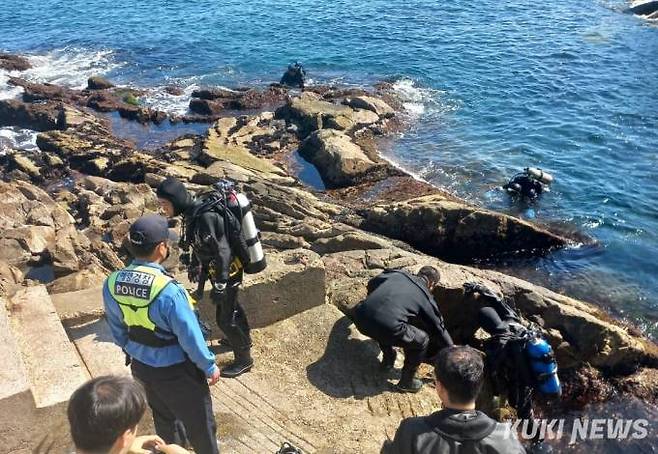 16일 한국구조연합회 삼척지역대가 강원 삼척시 정하동 해안가에서 실종자 수색을 하고 있다.(사진=독자제공)