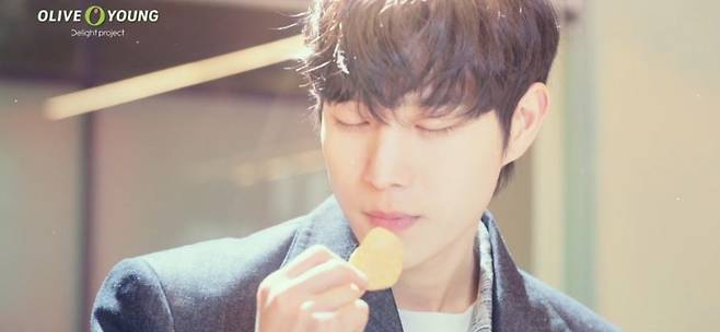 tvN 드라마 ‘별똥별’의 PPL 장면. 남자 주인공이 과자를 먹자, 왼쪽 상단에 올리브영 로고가 뜨고 마치 CF처럼 화면이 연출돼 과도한 PPL이라는 논란이 일었다. [tvN 방송화면 캡처]