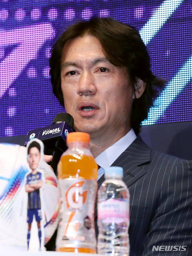 [서울=뉴시스] 김진아 기자 = 울산 현대 홍명보 감독이 28일 서울 마포구 누리꿈스퀘어에서 열린 '하나원큐 K리그1 2022 파이널라운드 미디어데이'에서 인사말을 하고 있다. 2022.09.28. bluesoda@newsis.com
