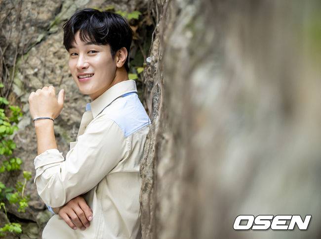 [OSEN=최규한 기자] 배우 이시강이 KBS1 일일드라마 ‘으라차차 내인생’ 종영을 맞아 OSEN과 인터뷰를 가졌다. 이시강이 인터뷰를 앞두고 포즈를 취하고 있다. 2022.10.11 / dreamer@osen.co.kr