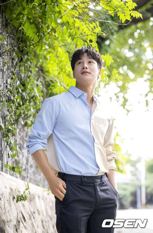 [OSEN=최규한 기자] 배우 이시강이 KBS1 일일드라마 ‘으라차차 내인생’ 종영을 맞아 OSEN과 인터뷰를 가졌다. 이시강이 인터뷰를 앞두고 포즈를 취하고 있다. 2022.10.11 / dreamer@osen.co.kr