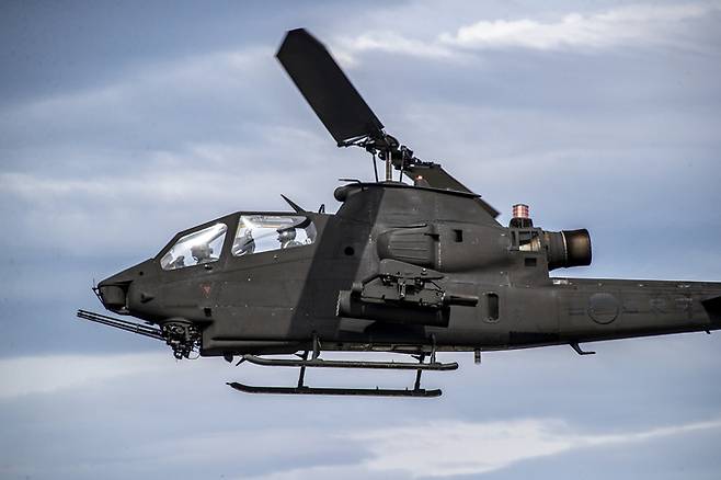 육군 AH-1S 공격헬기가 훈련을 위해 비행하고 있다. 육군 제공