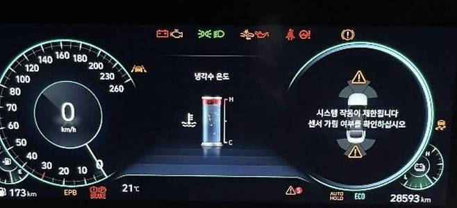 문제의 ‘더 뉴 그랜저&nbsp;IG 하이브리드(HEV)’ 모델은 각종 경고등이 모두 점등된 뒤 멈춰&nbsp;섰다. 제보자 제공