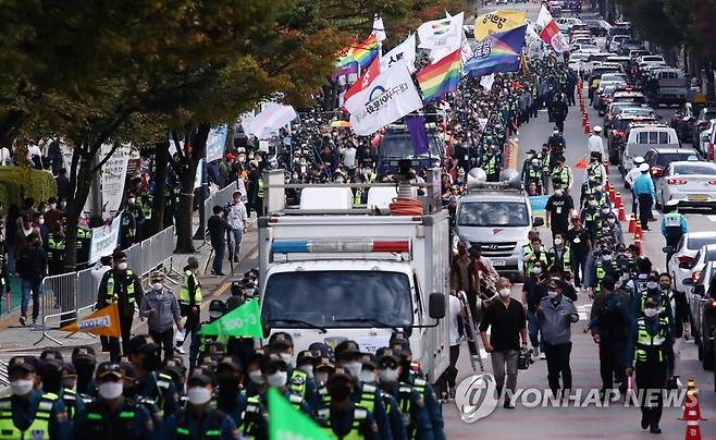 거리 행진하는 퀴어축제 참가자들 (인천=연합뉴스) 김상연 기자 = 15일 인천시 남동구 구월동 일대에서 제5회 인천퀴어문화축제를 맞아 거리 행진이 이어지고 있다. 2022.10.15 goodluck@yna.co.kr