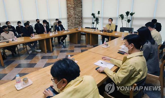 SK C&C 데이터센터 화재 관련 간담회 (성남=연합뉴스) 홍기원 기자 = 이종호 과학기술정보통신부 장관이 16일 오전 경기도 성남시 분당구 삼평동 SK 판교캠퍼스 B동에서 열린 SK C&C 데이터센터 화재 관련 간담회에서 발언하고 있다. 2022.10.16 [공동취재] xanadu@yna.co.kr