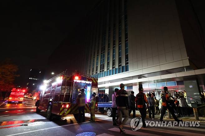 복구작업 위해 분주하게 움직이는 관계자들  지난 15일 화재가 발생한 경기도 성남시 분당구 삼평동 SK 판교 캠퍼스 A동에서 관계자들이 복구작업을 위해 분주하게 움직이고 있다. [연합뉴스 자료사진]