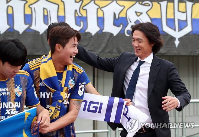 홍명보 감독, 우승의 기쁨 (춘천=연합뉴스) 양지웅 기자 = 16일 강원 춘천시 송암스포츠타운에서 열린 프로축구 하나원큐 K리그1 강원FC와 울산 현대의 경기.
리그 우승을 확정한 울산 홍명보 감독이 선수들을 격려하고 있다. 2022.10.16 yangdoo@yna.co.kr