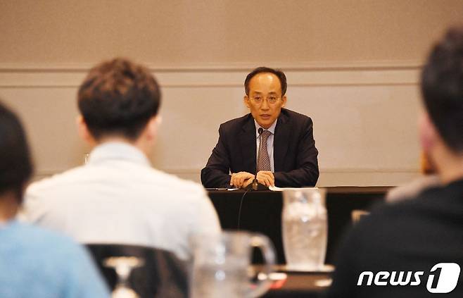 G20 재무장관회의 및 국제통화기금(IMF)/세계은행(WB) 연차총회 참석차 미국 워싱턴D.C를 방문 중인 추경호 부총리 겸 기획재정부 장관이 15일(현지시간) 동행취재단과 워싱턴의 한 호텔에서 간담회를 갖고 있다. (기재부 제공) ⓒ News1 한종수 기자