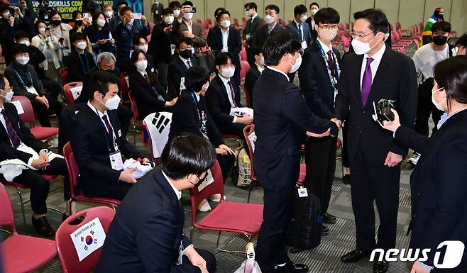 이재용 삼성전자 부회장이 17일 경기도 고양시 킨텍스에서 열린 2022 국제기능올림픽 특별대회 폐회식에서 한국 선수단을 격려하고 있다. (공동취재) 2022.10.17/뉴스1 ⓒ News1 이승배 기자