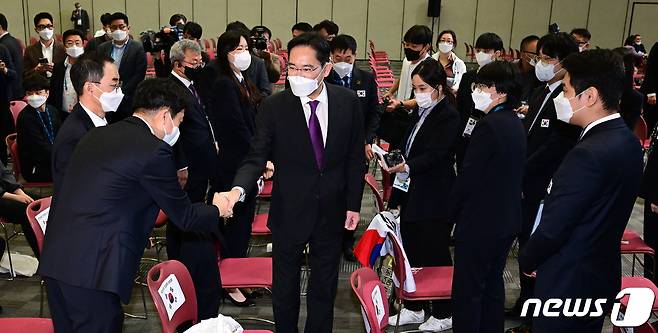 이재용 삼성전자 부회장이 17일 경기도 고양시 킨텍스에서 열린 2022 국제기능올림픽 특별대회 폐회식에서 한국 선수단을 격려하고 있다. (공동취재) 2022.10.17/뉴스1 ⓒ News1 이승배 기자