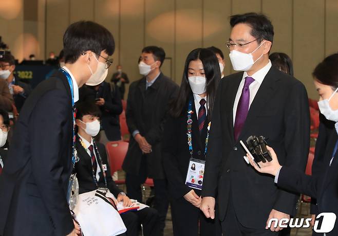 이재용 삼성전자 부회장이 17일 경기도 고양시 킨텍스에서 열린 2022 국제기능올림픽 특별대회 폐회식에서 한국 선수단을 격려하고 있다. (공동취재) 2022.10.17/뉴스1 ⓒ News1 이승배 기자